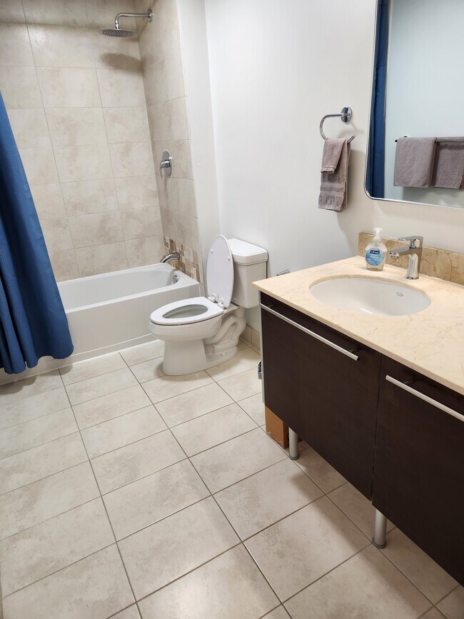 Main Bathroom - 1900 N Bayshore Dr