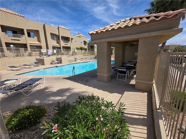 Building Photo - 2200 Highpointe Dr