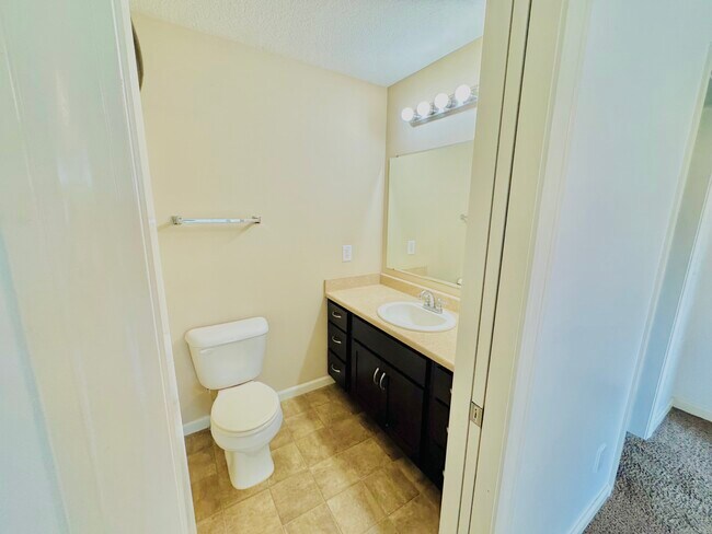 Building Photo - 2102 Oakwood Dr
