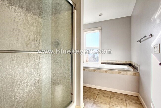 Building Photo - 561 NW Lamonde Terrace