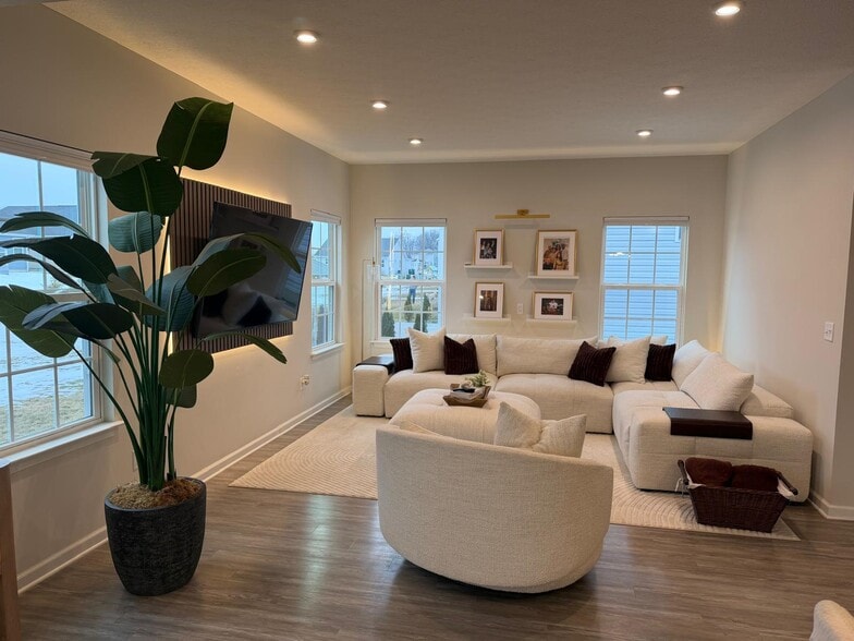 Building Photo - 585 Bermuda Way