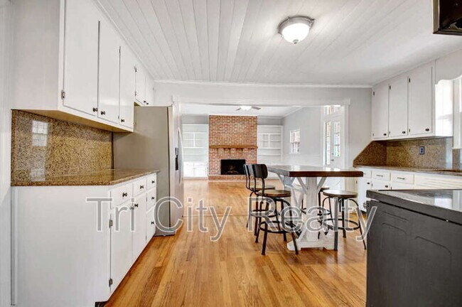 Building Photo - 115 Church Aly