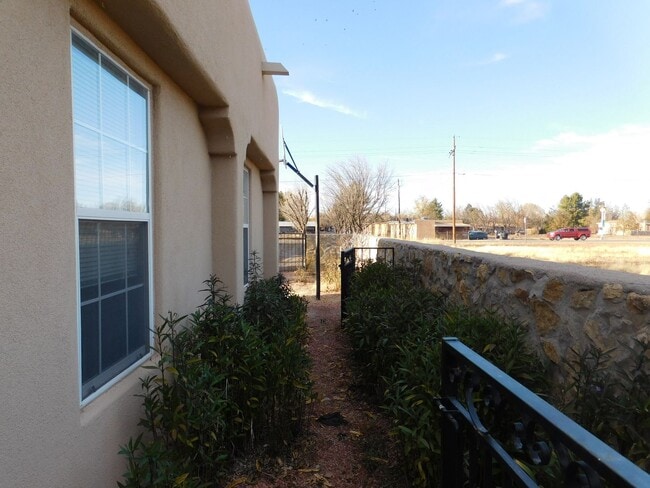 Building Photo - Beautiful Home in Old Mesilla