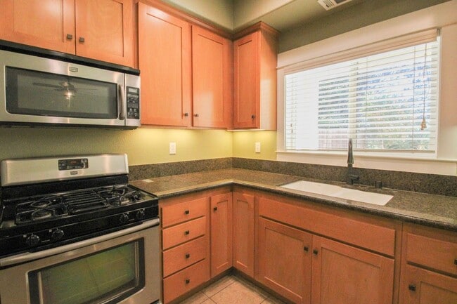 Building Photo - Walnut Grove 3 Bedroom Townhouse