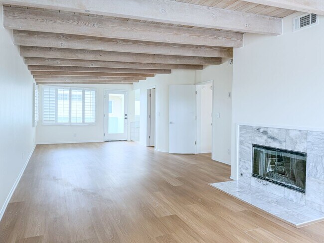 Building Photo - 3525 Sunset Ln