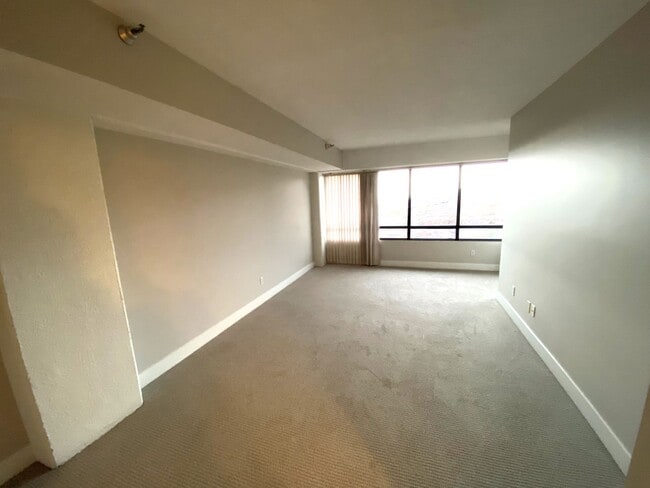 Building Photo - 2 Bed 2 Bath Condo in Bench Tower Condomin...