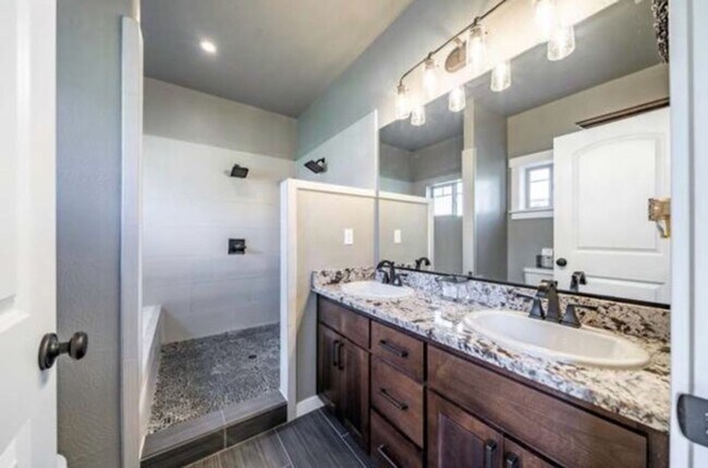 Building Photo - Luxury home on generous lot in the prestigious hills of East Medford!