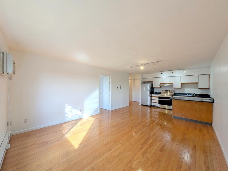 Building Photo - 10 Roberts St