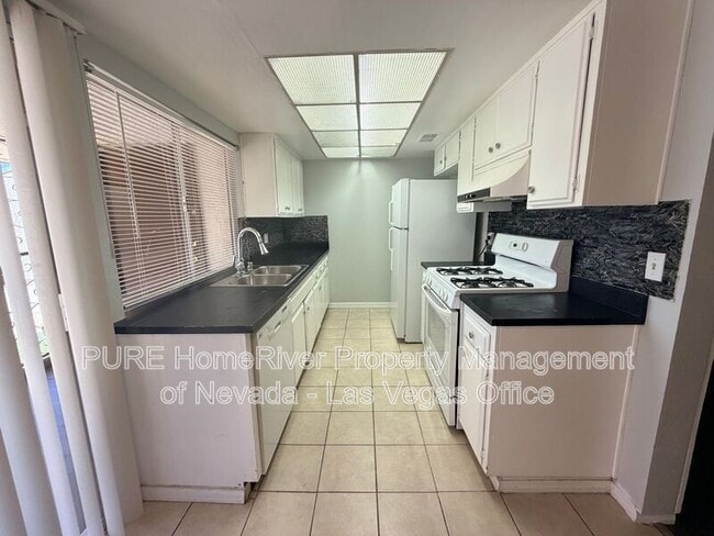 Building Photo - 1405 E Vegas Valley Dr