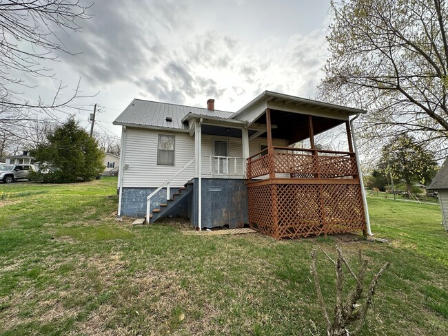 Building Photo - Nice 3 Bedroom, 1 Bathroom Home in Radford!