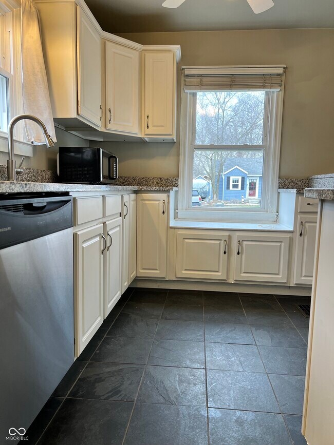 Building Photo - 1328 Wallace Ave