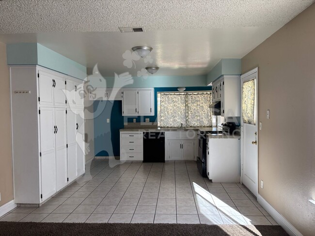 Building Photo - 3 Bedroom/ 2 Bathroom home