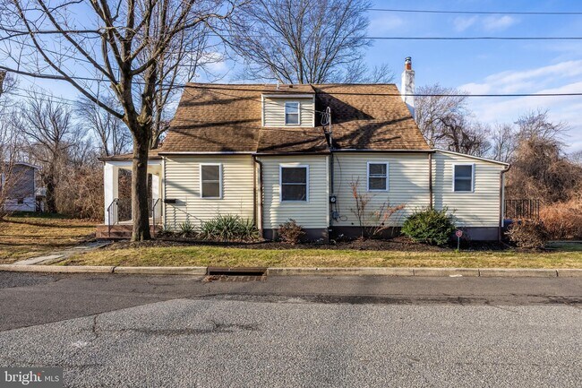 Building Photo - 227 Whittier Ave