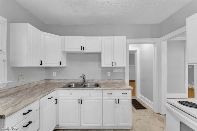 Building Photo - 921 Helmsdale Rd