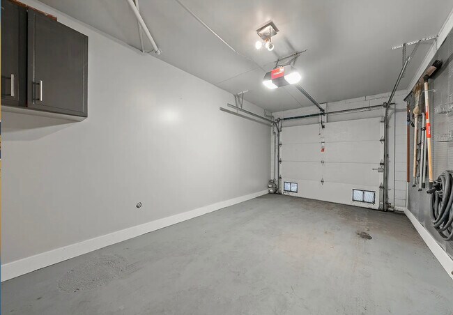 Building Photo - 125 W Oak St