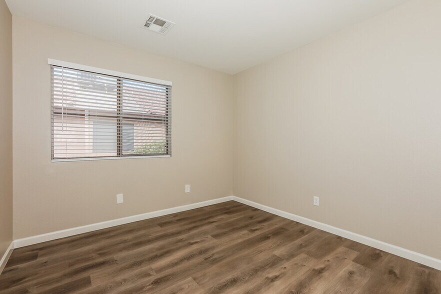 Building Photo - 1033 E Yuma Ave
