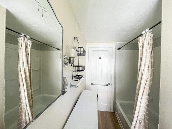 Building Photo - 705 E Seneca St