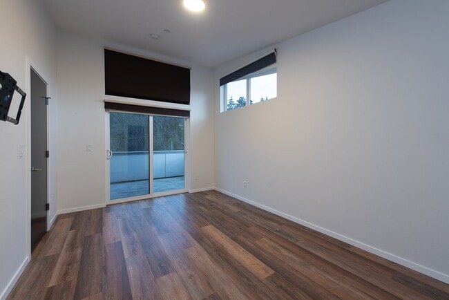 Building Photo - Modern New Construction Townhome | EV Park...