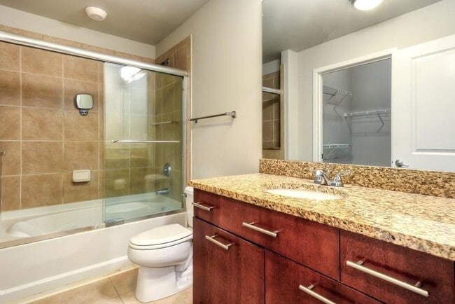 Building Photo - One bedroom condo located in heart of Buckhead!