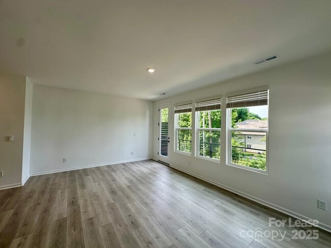 Building Photo - 1556 Blanche St