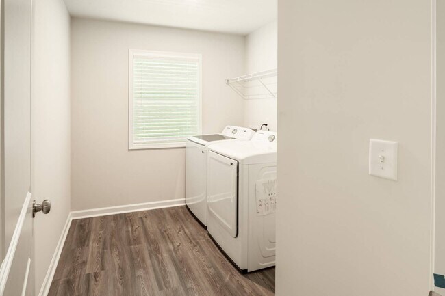 Building Photo - 421 Midland Pnes Dr