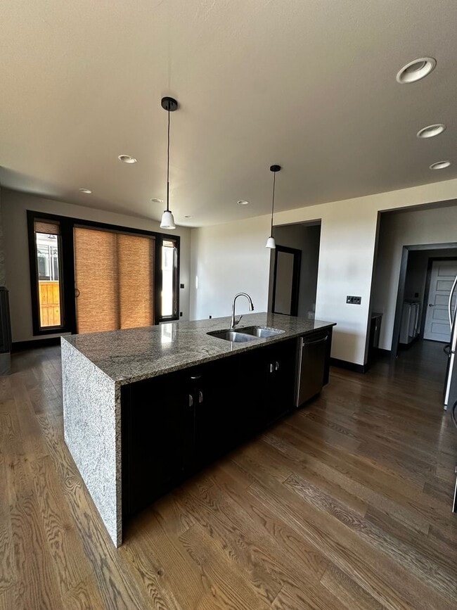 Building Photo - Gorgeous modern 5 bedroom - Minutes from MSU!