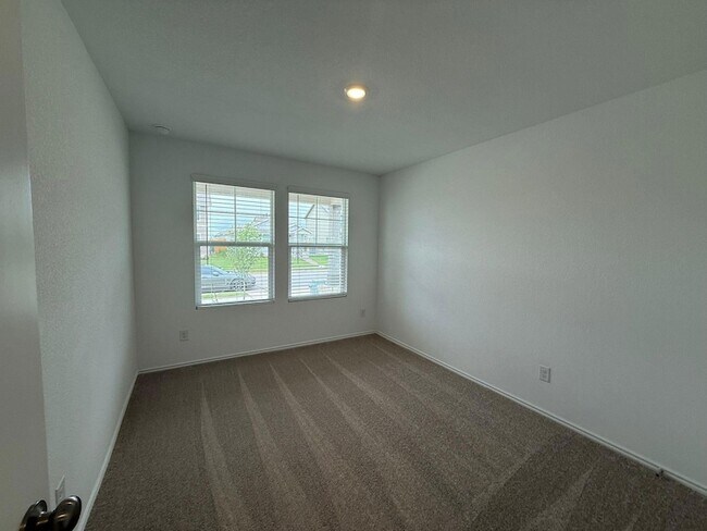 Building Photo - 125 Sormonne Lp
