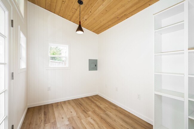 Building Photo - Inviting 3bed Seattle Home with Garage, Yard, and Parking!