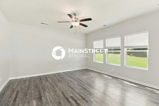 Building Photo - 4 Bedroom Pet-Friendly Home in Charlotte, NC with Main Street Renewal