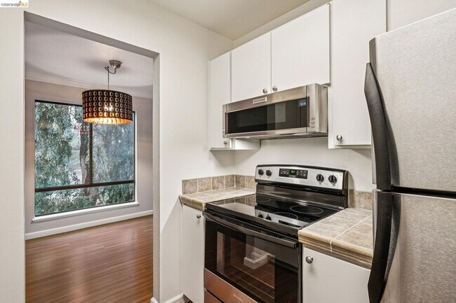 Building Photo - Elegant, private end-unit living with resort-style amenities!