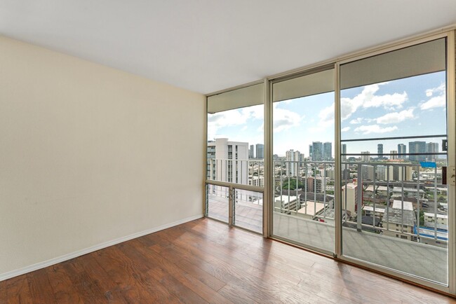 Building Photo - Makiki - Wilder Regent 2 bed, 2 bath, 1 pa...