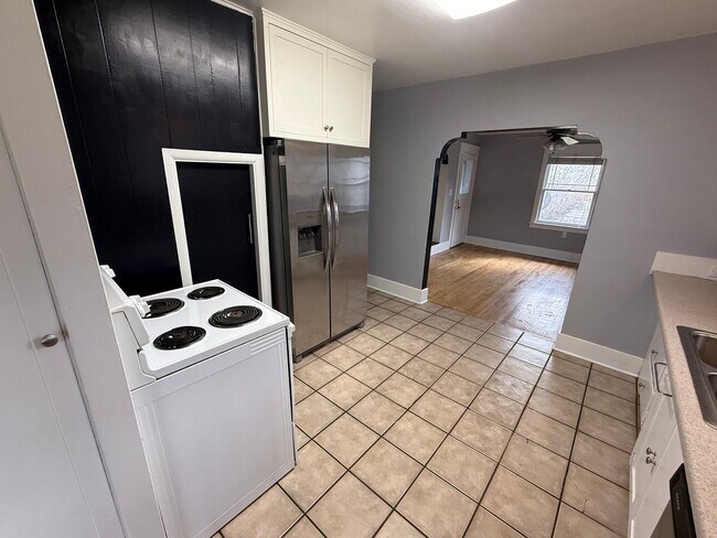 Building Photo - 3 bed/1 bath house