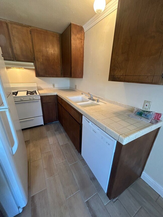 Building Photo - Spacious, open and updated 1 bedroom 1 bat...