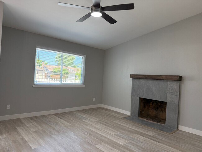 Building Photo - Absolutely gorgeous 3 bedroom 2 bath house