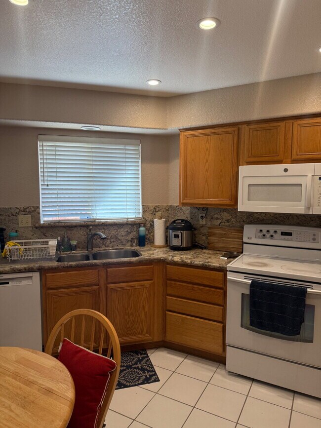 Building Photo - Charming 3 Bedroom 2.5 Bathroom Home in Pr...