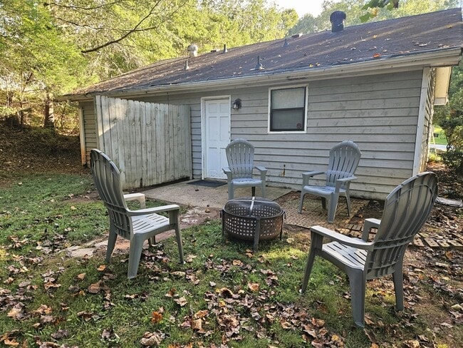 Building Photo - 1330 White Oak Dr