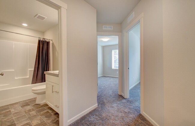 Building Photo - Immaculate Ridgefield Townhome
