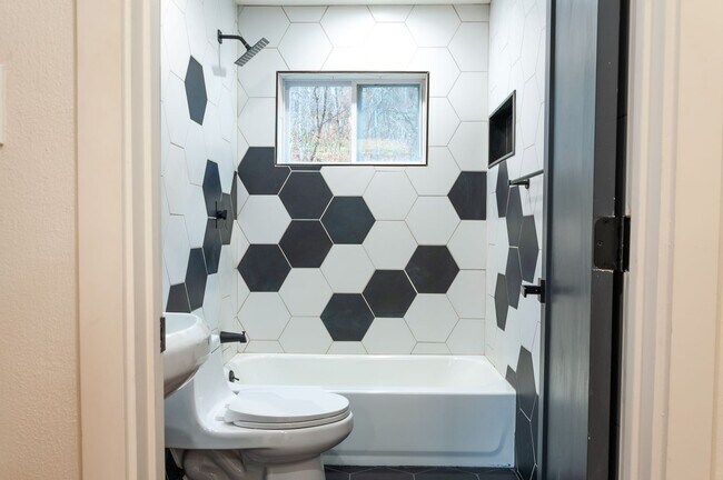 Building Photo - 3br/2bath Custom Remodeled Home Near Okemo