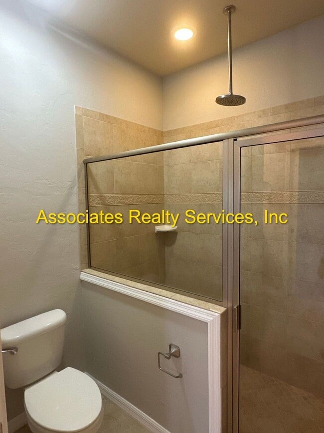 Building Photo - Sublease!   Lovely End Unit in Villas of West End LOOK!