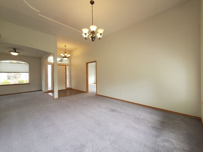 Building Photo - Beautiful South Richland 3-Bedroom Rambler with Open Floor Plan & Spacious Primary Suite!