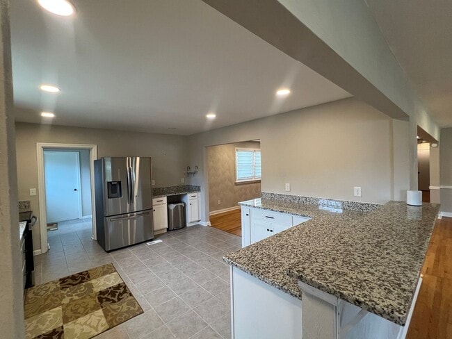 Building Photo - Updated and Spacious ranch in CAMELLIA ACRES