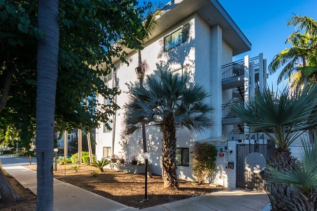 Building Photo - Stunning Bay View Condo in Bankers Hill