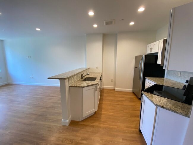 Building Photo - 875 Elm St