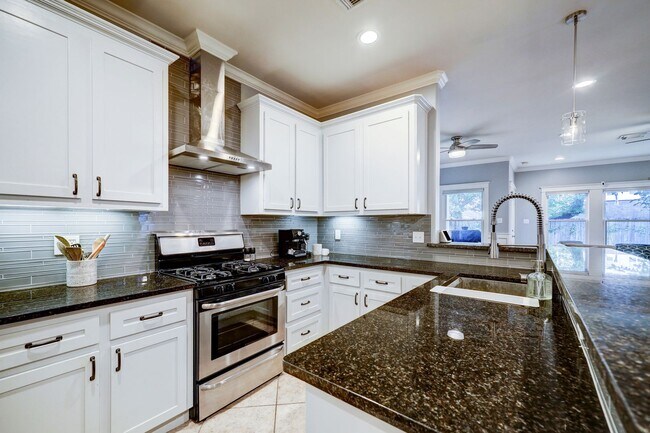 Building Photo - 3-Bed Houston Heights Gem with Private Tur...