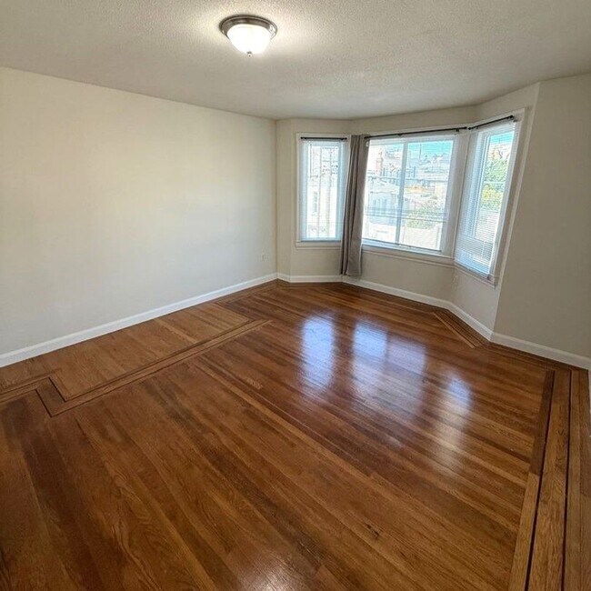 Building Photo - Sunlit 3-Bed, 2-Bath Home Steps from Balbo...