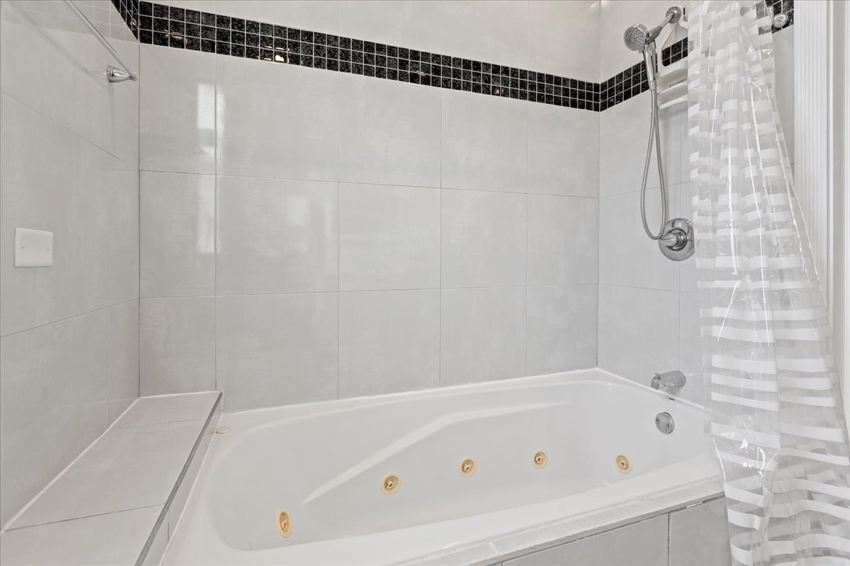 Building Photo - 3268 W Fullerton Ave