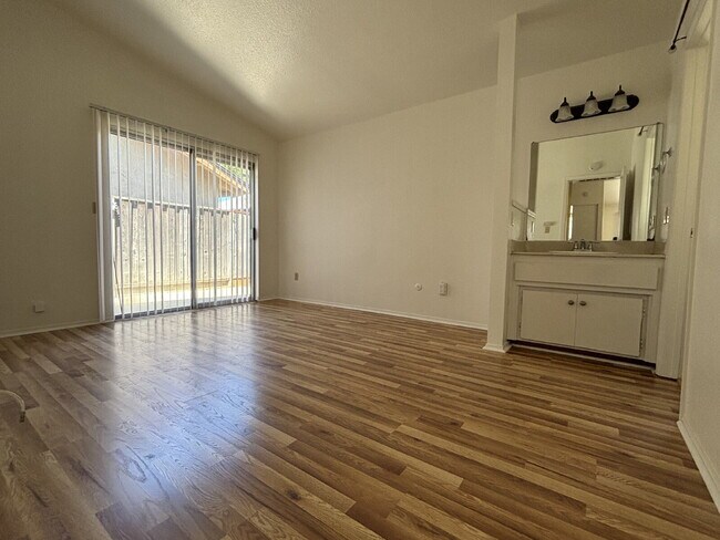 Building Photo - 2 Bedroom Townhouse Available NOW!