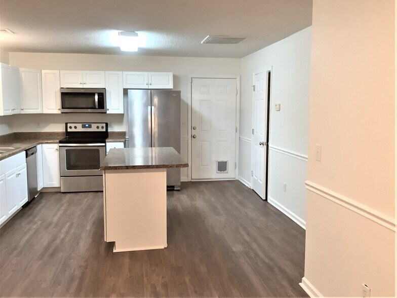 Building Photo - 106 Sweetland Ct