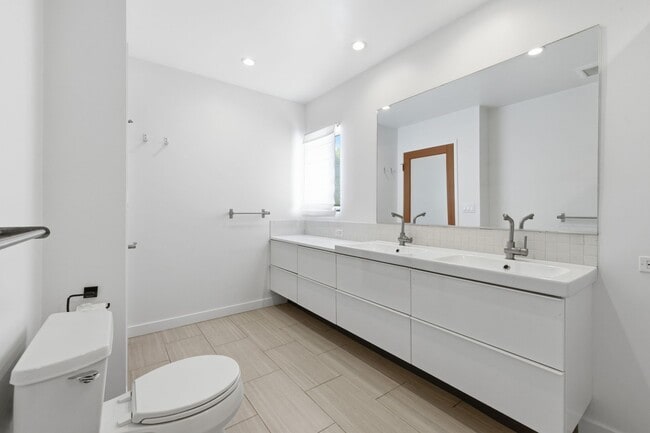 Building Photo - Amazing Del Rey House Available