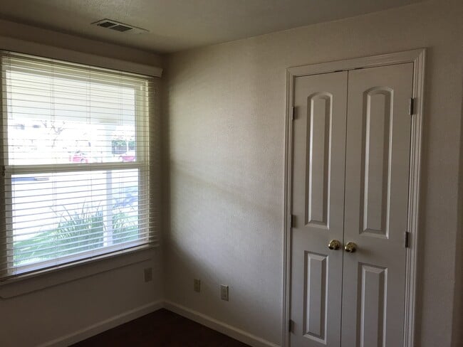 Building Photo - BEAUTIFUL DOWNTOWN PROPERTY COMPLETELY REMODELED !! Walking distance to schools